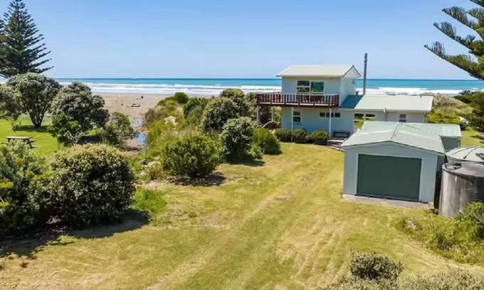 Riversdale House | Absolute Beach Front Bach