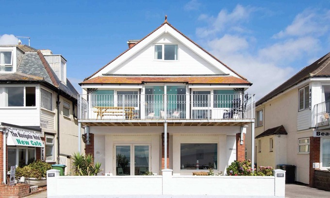 Bognor Regis Apartment | Absolute Beachfront with Decked Garden Oasis and Views