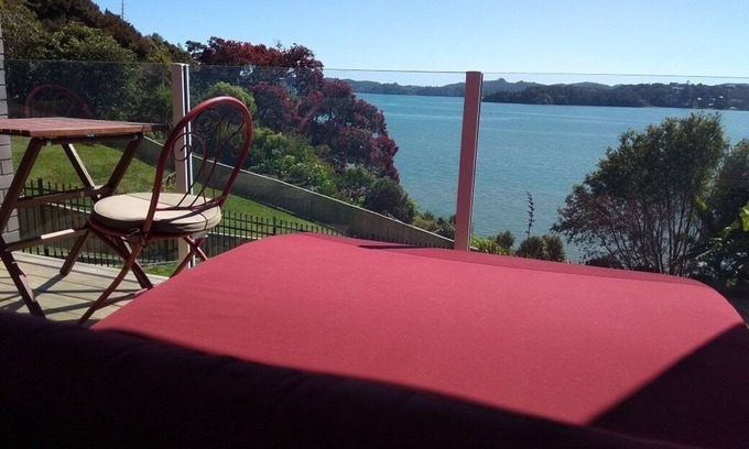 Paihia Apartment | Absolute beachfront "Waimiro" Paihia