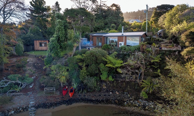 Warrington House | Absolute waterfront retreat with outstanding views, just 15 min north of Dunedin