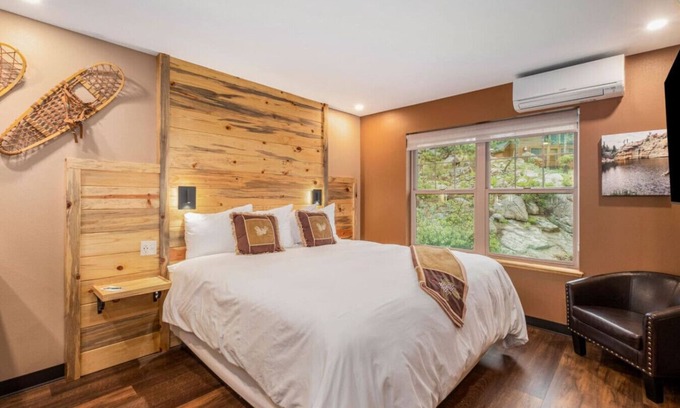 Estes Park Hotel | AC, K Bed, Fireplace, Shared Hot Tub - Lodge 203