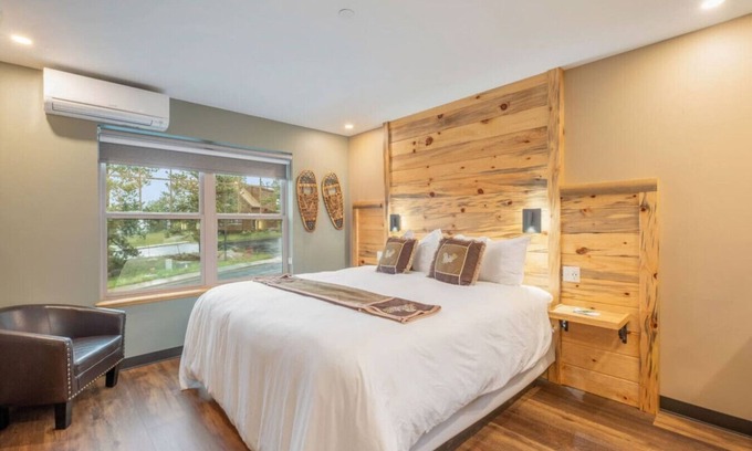 Estes Park Hotel | AC, K Bed, Fireplace, Shared Hot Tub - Lodge 204
