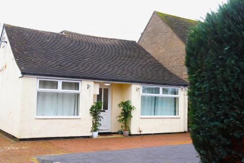 Brize Norton House | Acaccia Bunglow