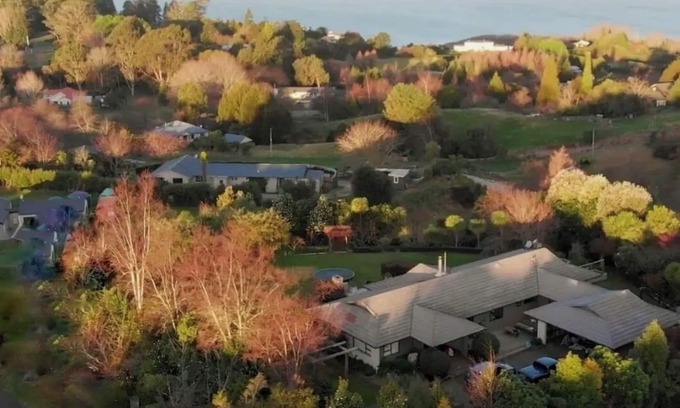 Acacia Bay House | Acacia Bay Lodge: Lakeview & Private Garden View Manor in Taupo