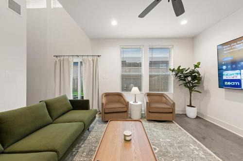 Lafayette Villa | Acadian House KING Bed Garage Arcade 85 TV