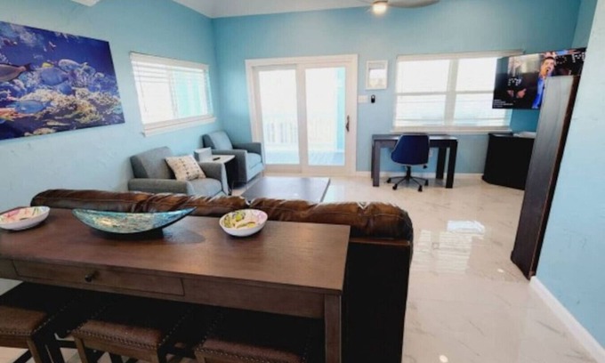 Galveston Apartment | Acapulco Beach House (Upstairs)