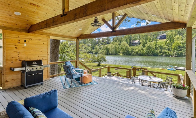 Bella Vista House | Access to lake & trails with HOT TUB!