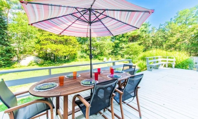 North Falmouth House | Access to Wing Pond & Walking Trails!