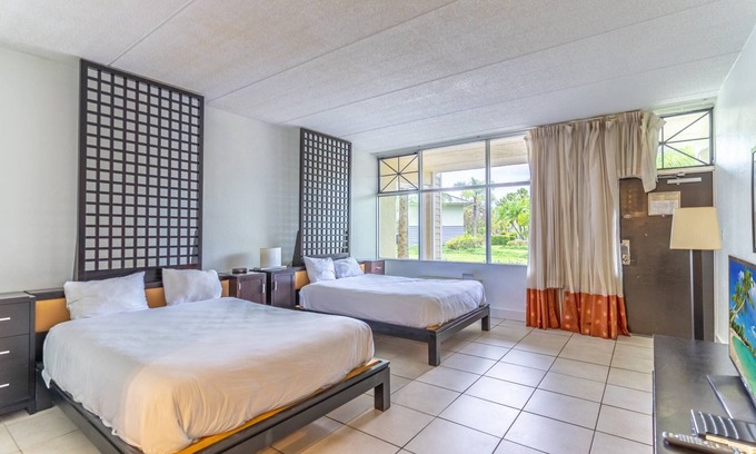 Ruskin Hotel | Accessible Ground Floor Little Harbor Room | 2 Queen Beds | Kitchenette | Resort Access | Sleeps 4