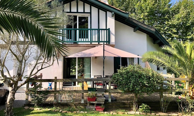 Urrugne Apartment | Accommodation at the start of the hiking trails and very close to the ocean