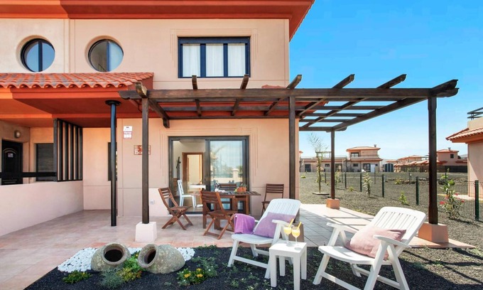 La Oliva Villa | Accommodation 'Casa Bonita Lajares Fuerteventura' with Sea View, Shared Pool and Wi-Fi