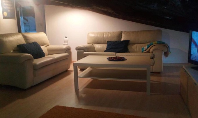 Barakaldo Apartment | Acogedor ático vacaciones cerca de BILBAO, BEC
