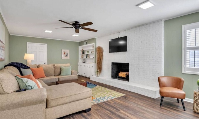 Dunean House | Acorn's Edge~ 2 Miles to Downtown Greenville!