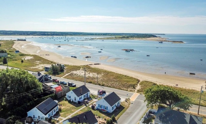 Wellfleet House | Across from Mayo Beach walk to downtown!