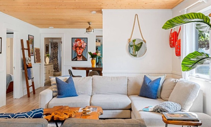 Leamington House | Across From Seacliff Beach & Park.The Perfect Lake getaway