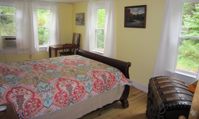 Hill Cottage | ADA & Pet friendly. Cozy 1 bedroom Cottage 1mile from ProfileWaterfall & Trails