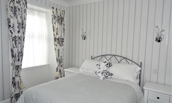 Perth House | Adam Guest House