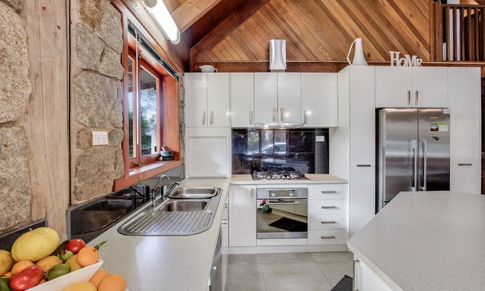 Porepunkah House | Adamantine Cottage in picturesque Porepunkah.