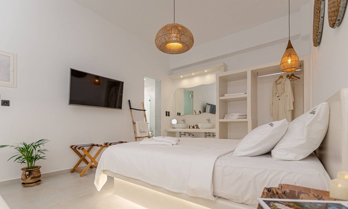 Naxos Town Apartment | Adamas Studios Emerald Room