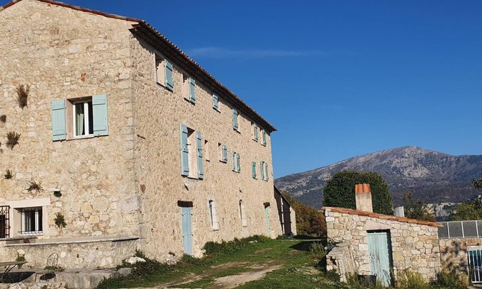 Gourdon Apartment | Adapted gîte for disabled people in a sheepfold