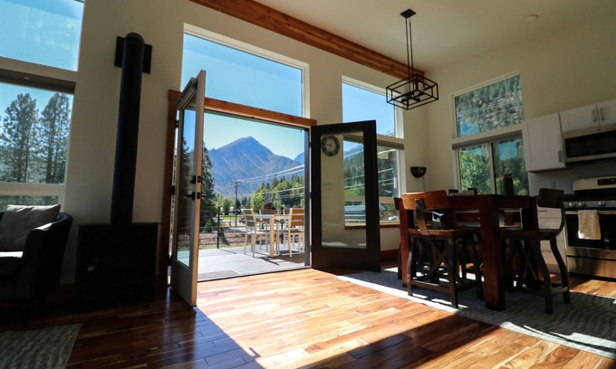 Leavenworth House | Addy Acres- Near hiking, snowshoeing, sled rides & Sleeping Lady Resort