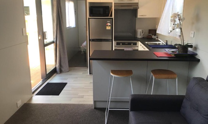Lower Hutt Bed & Breakfast | Adorable 1-bedroom guesthouse with a deck
