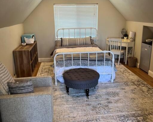 Peters House | Adorable 1 Bedroom with pool, and Horse Arena