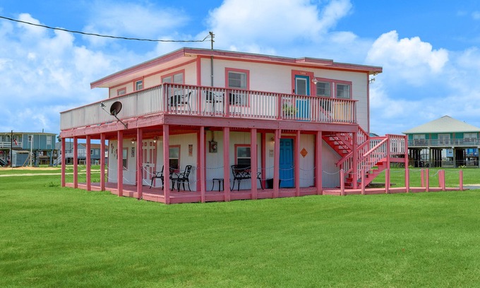 Surfside Beach House | Adorable 1950's bungalow close to beach.