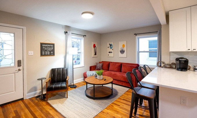 St. Charles House | Adorable 2 Bedroom Home