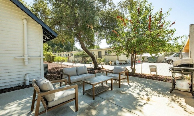 North Central House | Adorable 2 Bedroom · Adorable 2 Bedroom Guest home Next to Rose Bowl