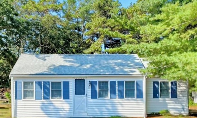 West Harwich House | Adorable 2BD Cottage-A/C, Firepit & Outdoor Shower, Just .4 mi to Earle Road Beach!