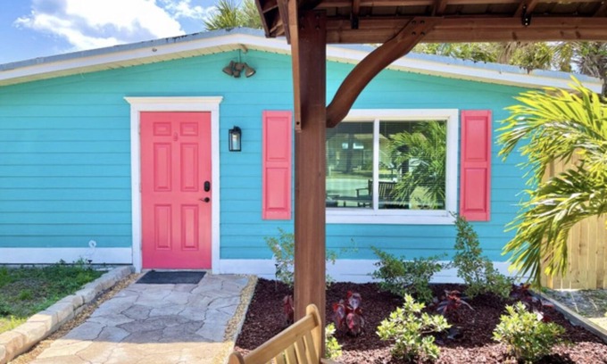 Rio House | Adorable beach cottage 2/1, Sleeps 6, Pet Friendly, Minutes to Beach