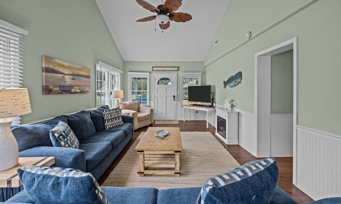 Isle of Palms House | Adorable Beach Home on Quiet Street/Short 1 Block Walk to Beach/Screen Porch!