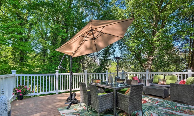 Chesapeake Beach Cottage | Adorable Beach Cottage w/ Hot Tub & Tropical Bar!