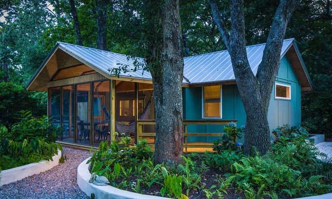 Charleston House | Adorable bungalow close to downtown and Folly Beach! Park Pass Included!