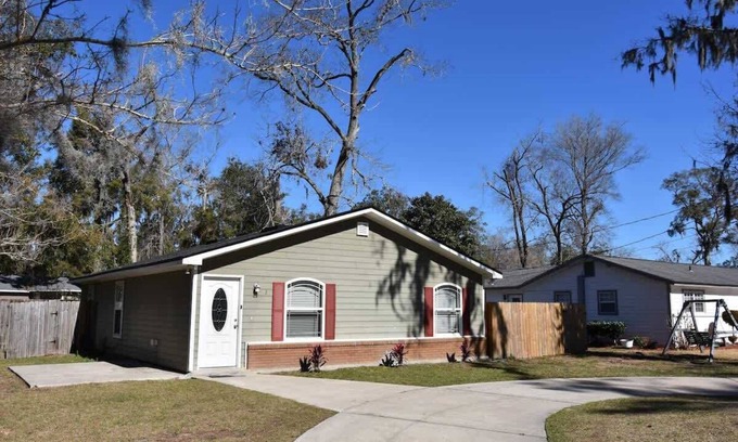 St. Marys House | Adorable coastal home right downtown!