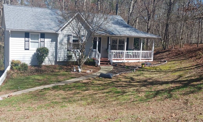 Cartersville House | Adorable Cottage Style Home near Lakepoint/Lake Allatoona & Hospital
