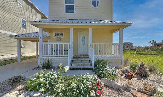 Bella Vista House | Adorable Cozy Cottage Close to the Beach, Community pool