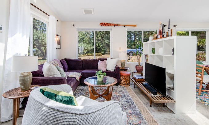 Greenbank Apartment | Adorable getaway on vineyard w/ kitchenette, free WiFi, roaming chickens & more