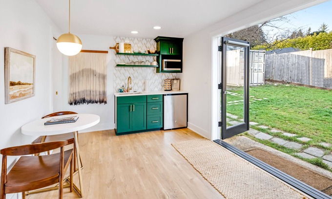 Victory Heights Apartment | Adorable ground-level guest house w/ free WiFi, a kitchenette, & shared yard