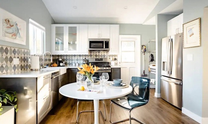 North Central Apartment | Adorable guest house walking distance to Rose Bowln