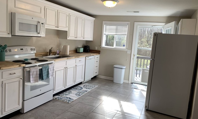 Red Bank House | Adorable house in quiet neighborhood - 7 minutes from downtown!