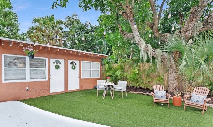 Flamingo Parks House | Adorable Lobster Cottage in Flamingo Park, Pets ok!