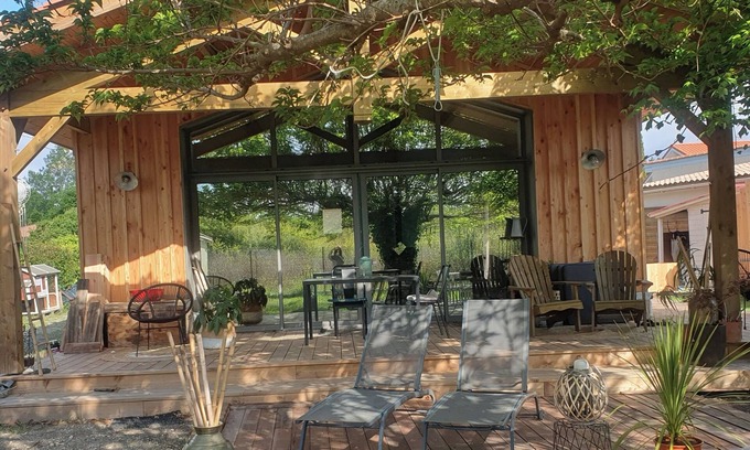 Sanguinet Cottage | Adorable lodge 800 metres from the lake