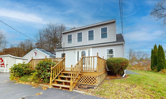 Wells House | Adorable nautical home close to town, W/D, & streaming, dog friendly