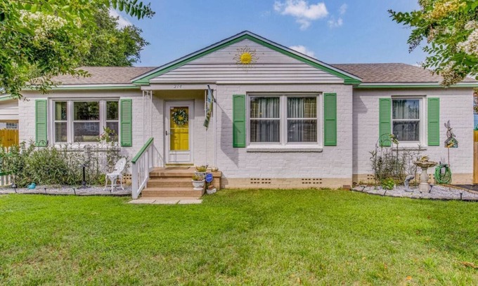 Navy Point Cottage | Adorable Navy Point Cottage – Perfectly Located!