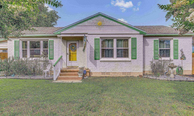 Navy Point House | Adorable Navy Point Cottage - Pet Friendly - Conveniently Located - Watch The Blue Angels Practice