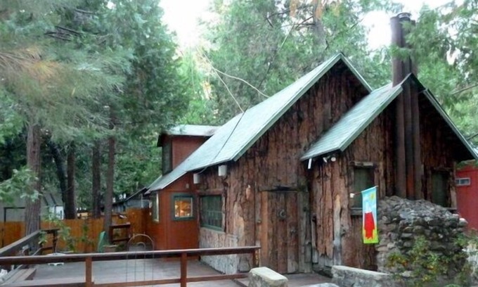 Camp Nelson Cabin | Adorable pet friendly cottage located in the Giant Sequoias!