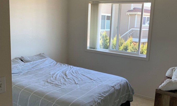 Northeast Tacoma House | Adorable Room in Home! With VIEWS