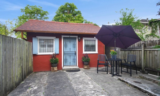 Uptown Historic District House | Adorable Stand Alone Studio on Ave. Close to Shopping and Eating.